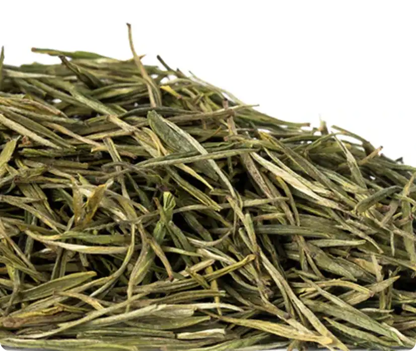 Garść liści zielonej herbaty na białym tle.