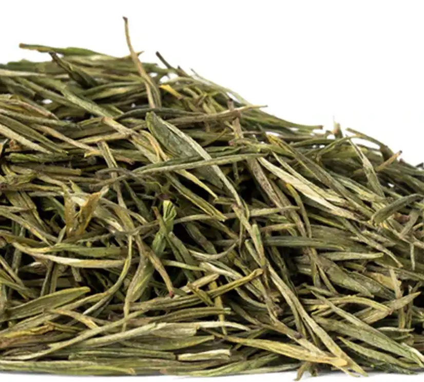 Garść liści zielonej herbaty na białym tle.