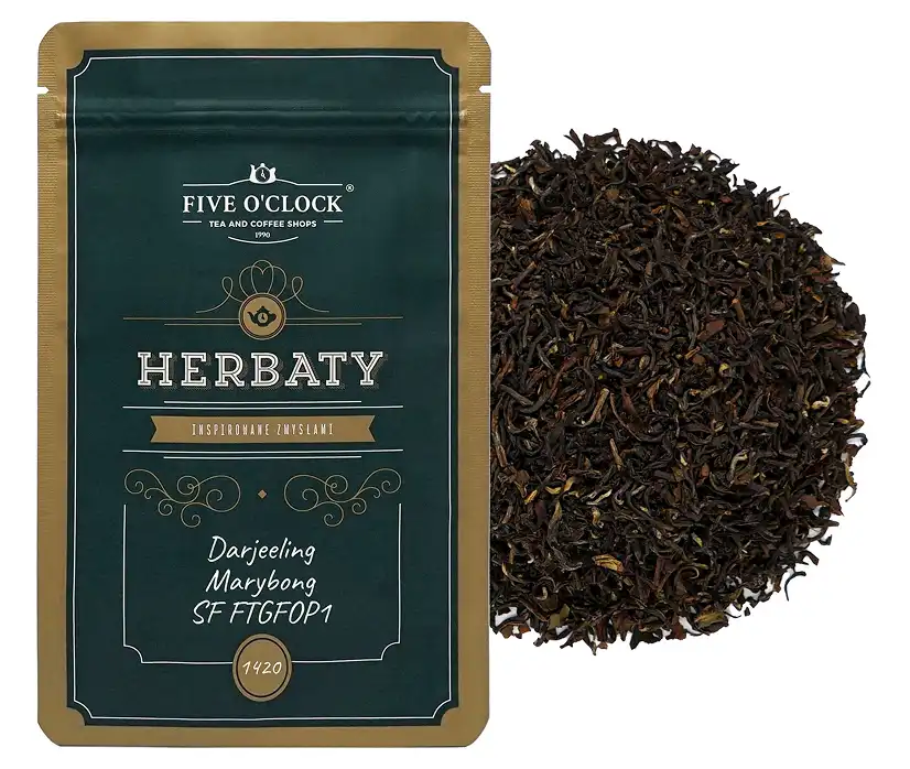 Opakowanie czarnej herbaty Darjeeling Marybong obok górki suchych liści herbaty na białym tle.