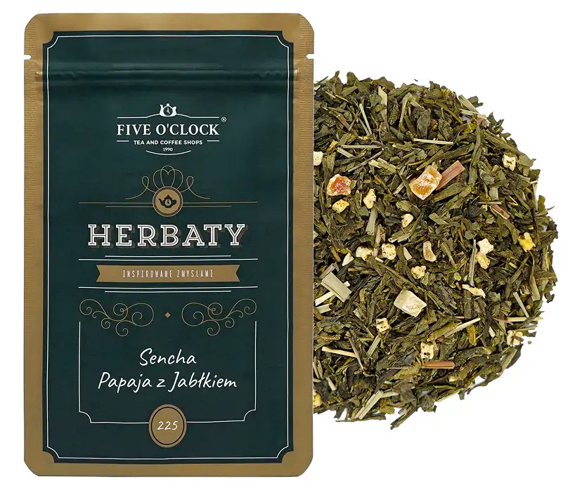 Opakowanie czarnej herbaty Sencha Papaja z Jabtkiem obok górki suchych liści herbaty na białym tle.