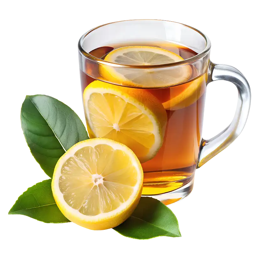 Duża przezroczysta filiżanka z herbatą, obok leżą plasterki cytryny.
